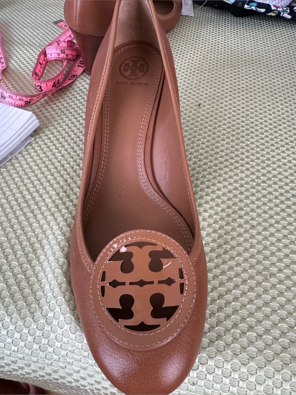 Tory Burch Size 9 Walnut Brown Pebble Leather Logo 3” Wedge Round Toe Pumps NWOT - Picture 3 of 12